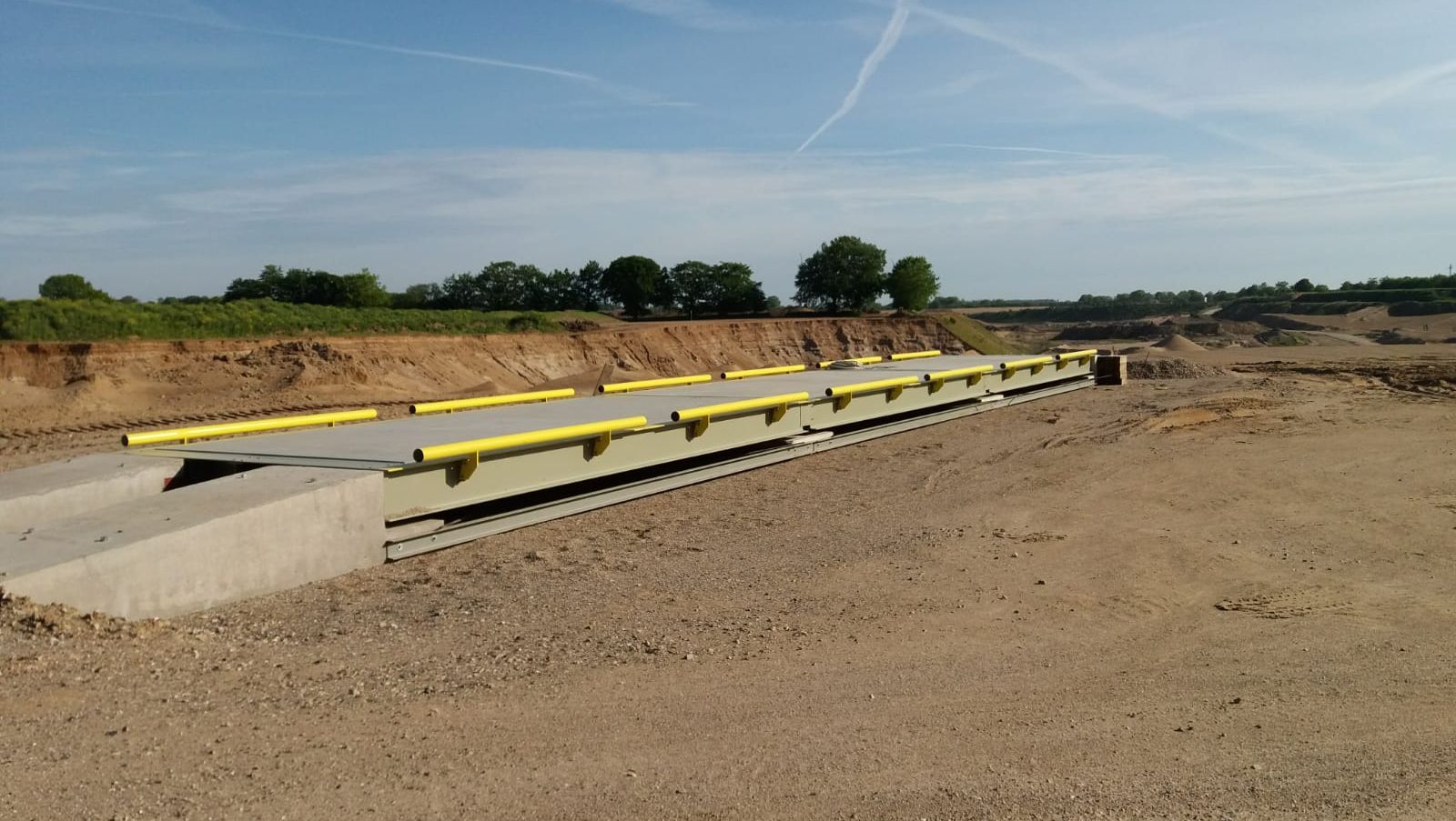 Fahrzeugwaage und Überflurwaage MeWa Compact auf Kies mit Auffahrtrampen aus Beton