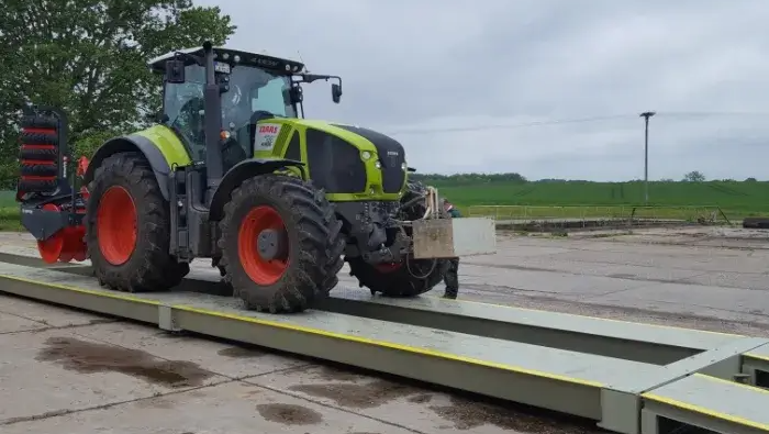 Hellgraue in den Boden eingelassene Fahrzeugwaage